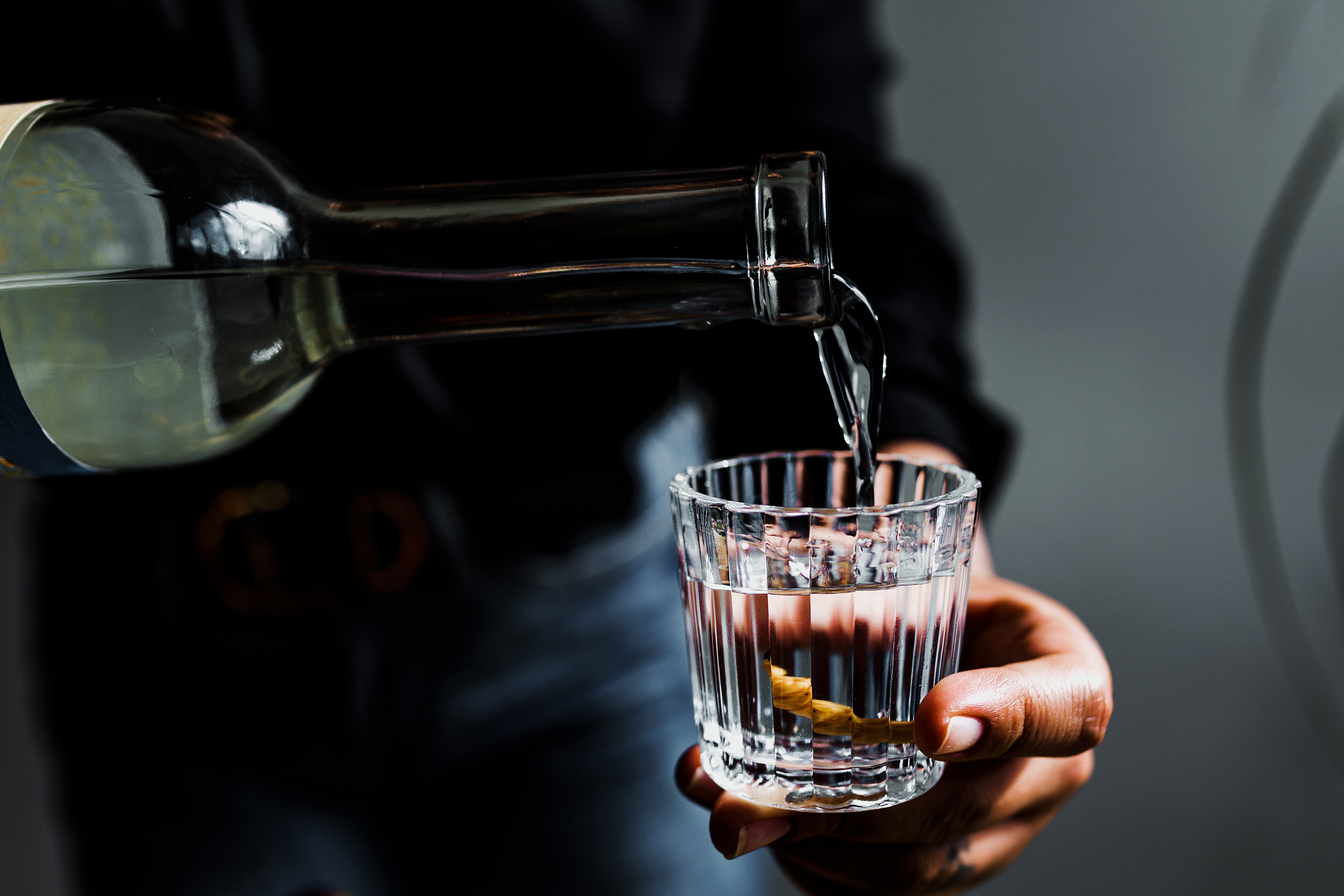 Mezcal siendo servido en copa de cristal